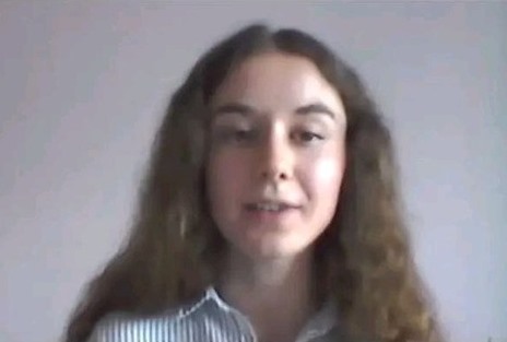 Соломія презентує свою працю.